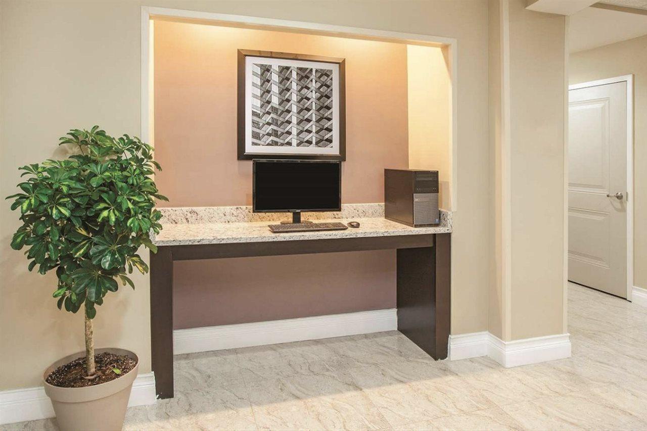La Quinta Inn & Suites Far Rockaway - Beach Hotel New York Esterno foto