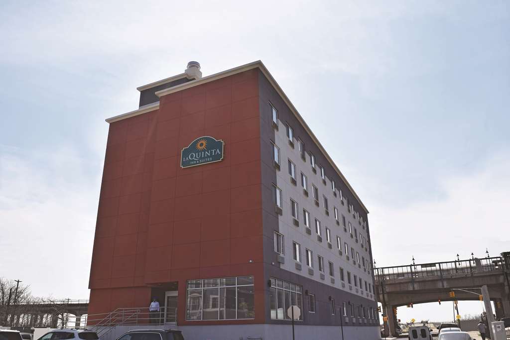 La Quinta Inn & Suites Far Rockaway - Beach Hotel New York Esterno foto