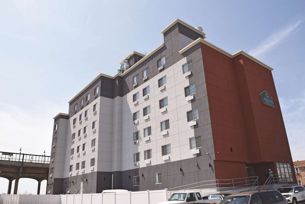 La Quinta Inn & Suites Far Rockaway - Beach Hotel New York Esterno foto
