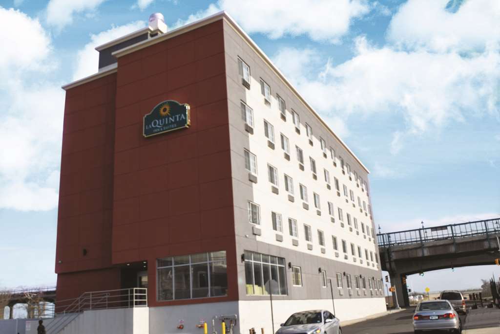 La Quinta Inn & Suites Far Rockaway - Beach Hotel New York Esterno foto