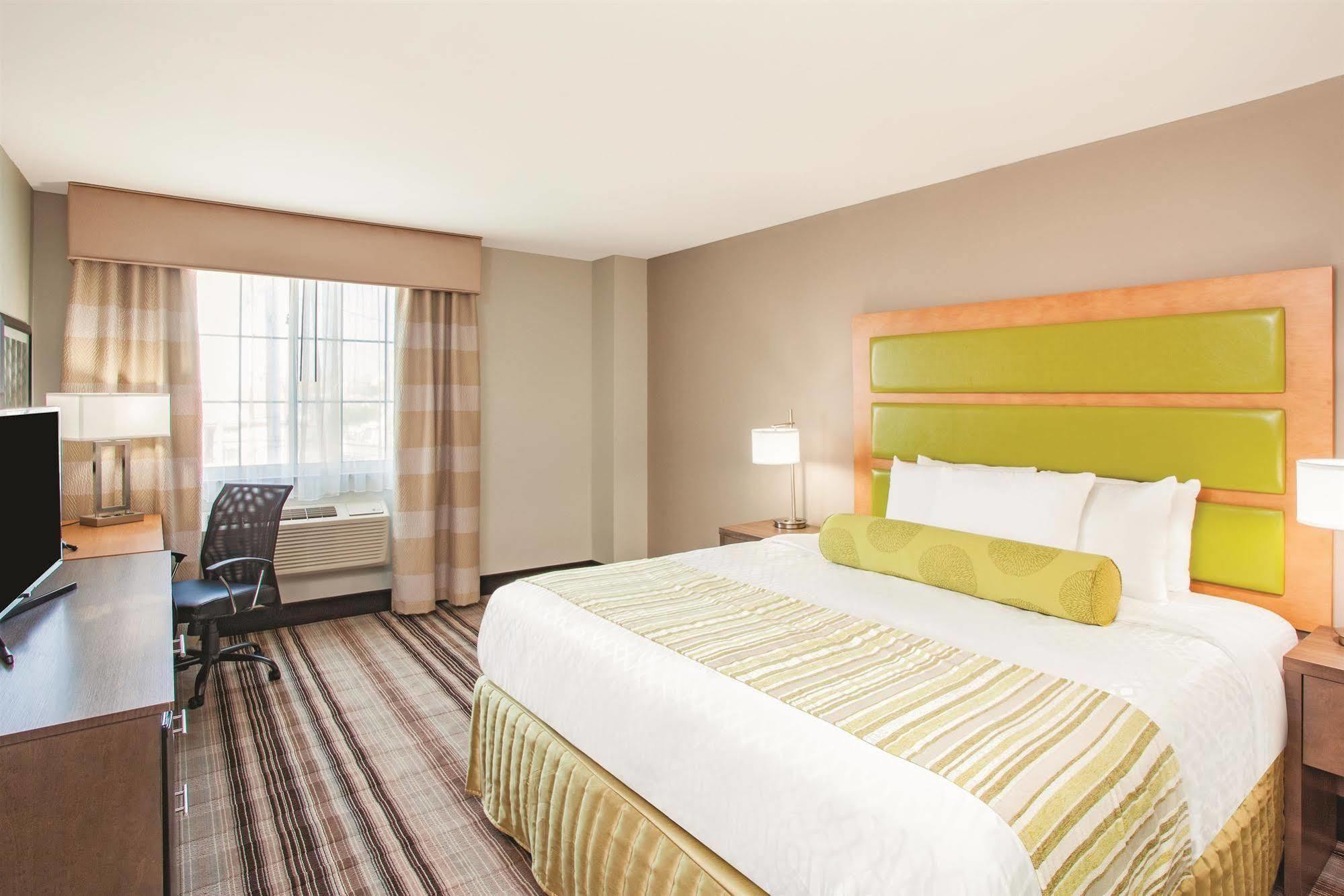 La Quinta Inn & Suites Far Rockaway - Beach Hotel New York Esterno foto