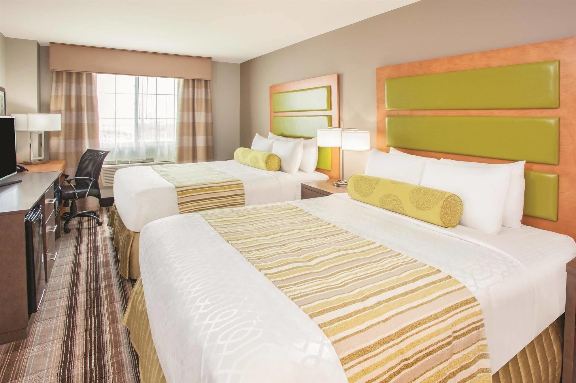La Quinta Inn & Suites Far Rockaway - Beach Hotel New York Esterno foto