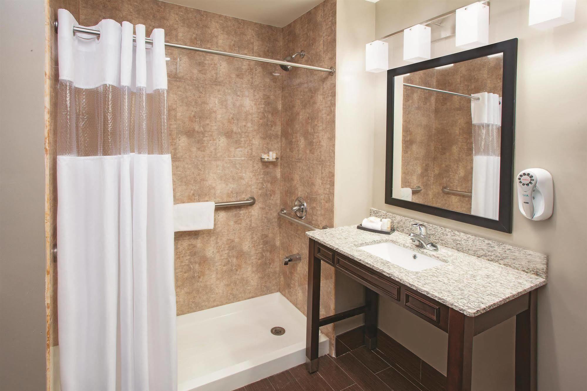 La Quinta Inn & Suites Far Rockaway - Beach Hotel New York Esterno foto