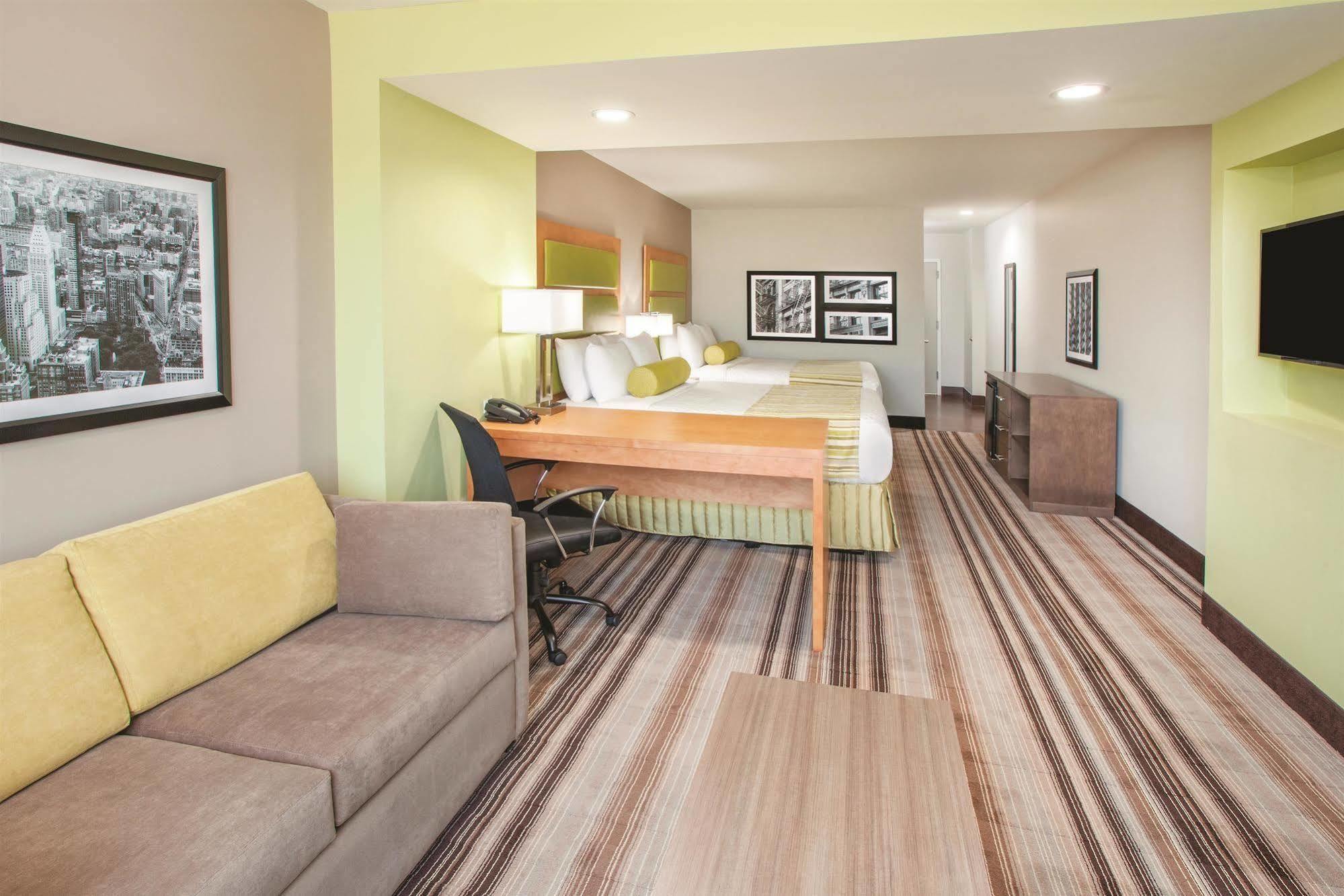 La Quinta Inn & Suites Far Rockaway - Beach Hotel New York Esterno foto