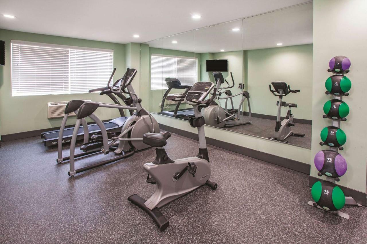 La Quinta Inn & Suites Far Rockaway - Beach Hotel New York Esterno foto