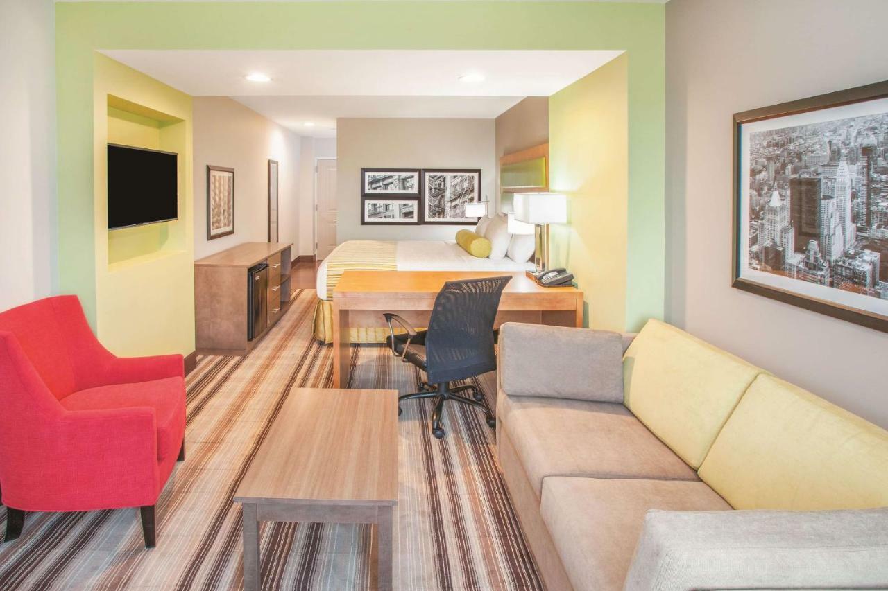 La Quinta Inn & Suites Far Rockaway - Beach Hotel New York Esterno foto
